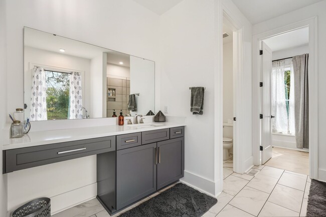 Building Photo - PARK FLEX STAYS-Peaceful 3 Bed, 2 Bath Cou...