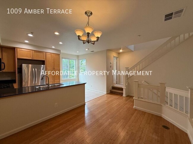 Building Photo - 1009 Amber Terrace