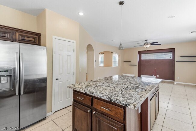 Building Photo - 527 Newberry Springs Dr