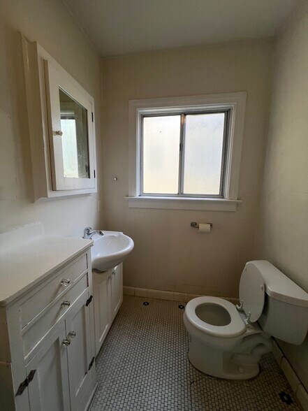 Building Photo - 502 1/2 N Heliotrope Dr
