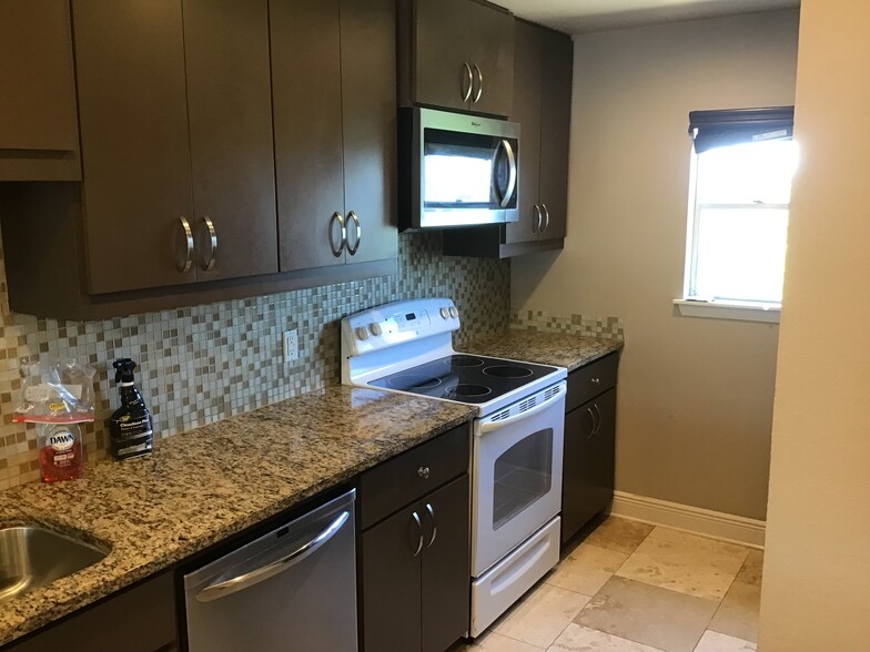 Kitchen - 1008 Clayton Nolen Dr