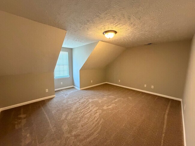 Building Photo - 3 BR, 2.5 BA, 2 Car Garage, Fenced in Backyard