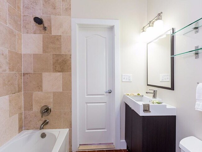 Building Photo - "Spacious Urban Living: Luxurious 4-Bed, 4-Bath Duplex in the Heart of Washington, DC!"