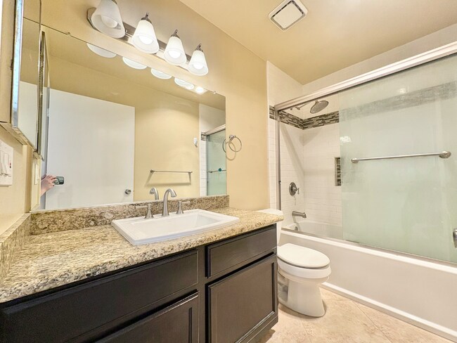 Building Photo - 14542 Burbank Blvd