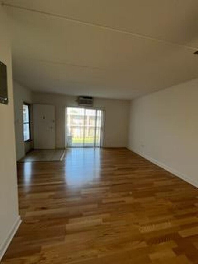 Building Photo - Elmhurst One Bedroom Apartment ~ Parking Included ~ Cats Welcome