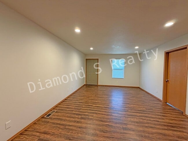 Building Photo - Cute and Clean 3 Bedroom Home Available!