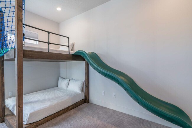 Building Photo - Adventure House!