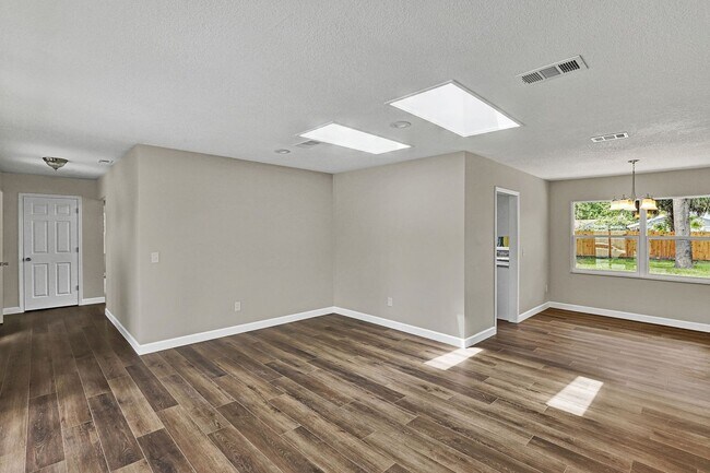 Building Photo - Renovated 3 bedroom/ 2 bathroom home in Mandarin