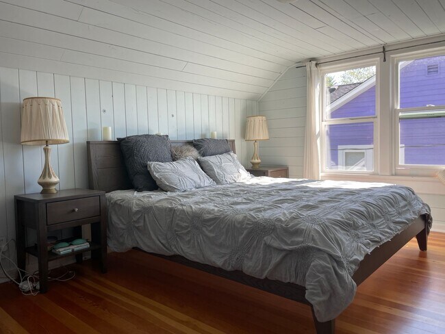 Building Photo - Immaculate and Updated Mid Century Home in...