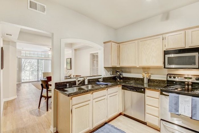 Building Photo - 2 bedroom in Dallas TX 75204