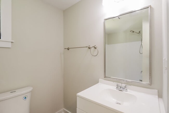 Building Photo - 1 bedroom / 1 bath ~ Just Renovated & Move...