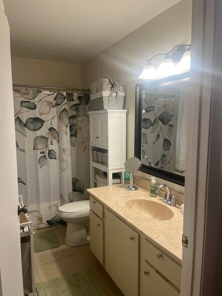 Building Photo - 1985 NE Collins Cir