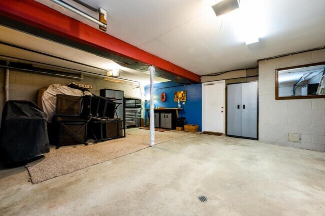 Building Photo - 9431 Dunewood Dr
