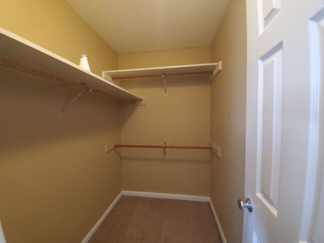 Building Photo - 5090 Summer Ridge Rd