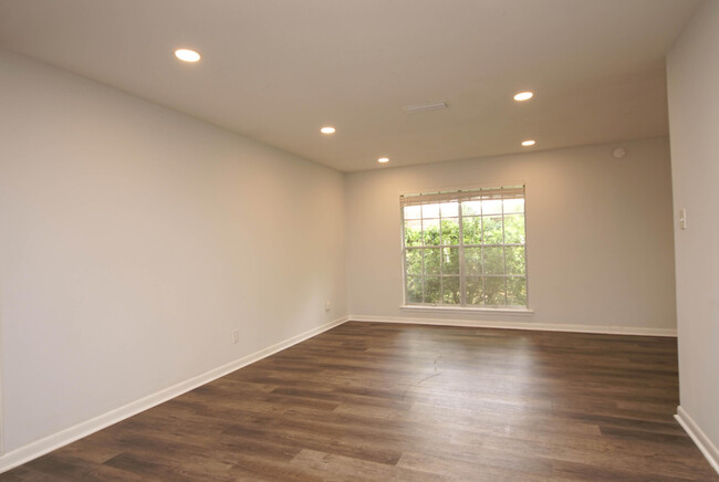 Building Photo - 596 L'Ombre Ct NE