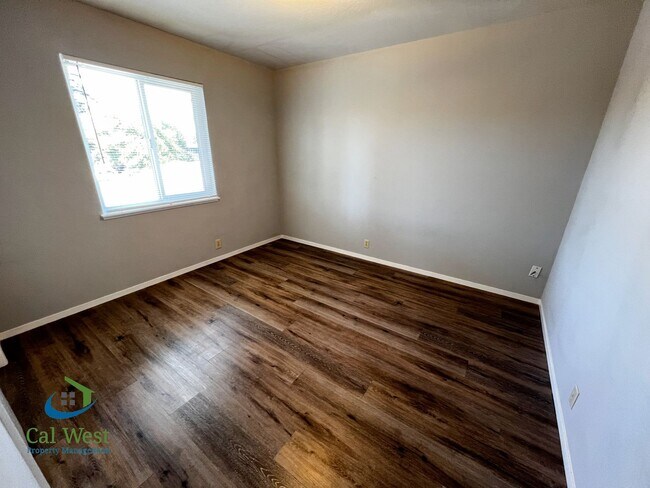 Building Photo - $1995 - Cozy 1/1 located near the Rose Garden