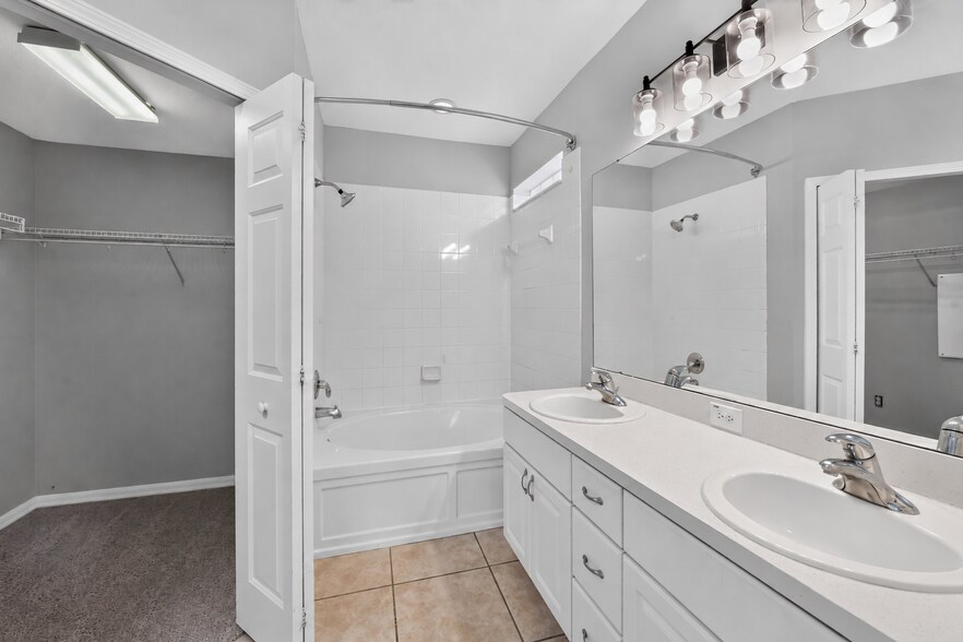 Building Photo - 6641 Cambridge Park Dr