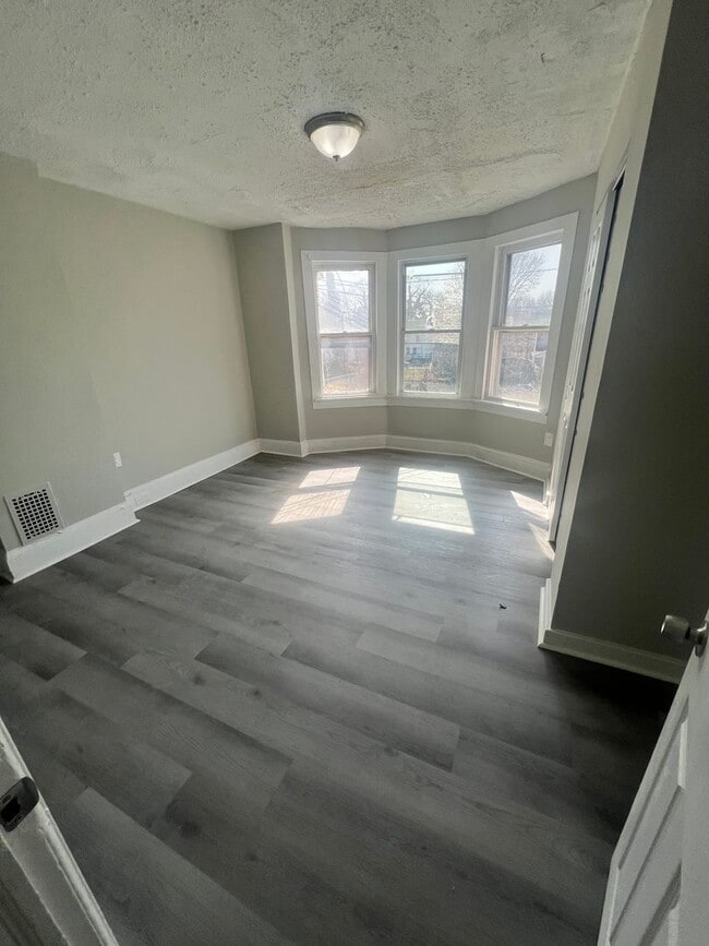 Building Photo - 4 Bedroom | 1 Bath
