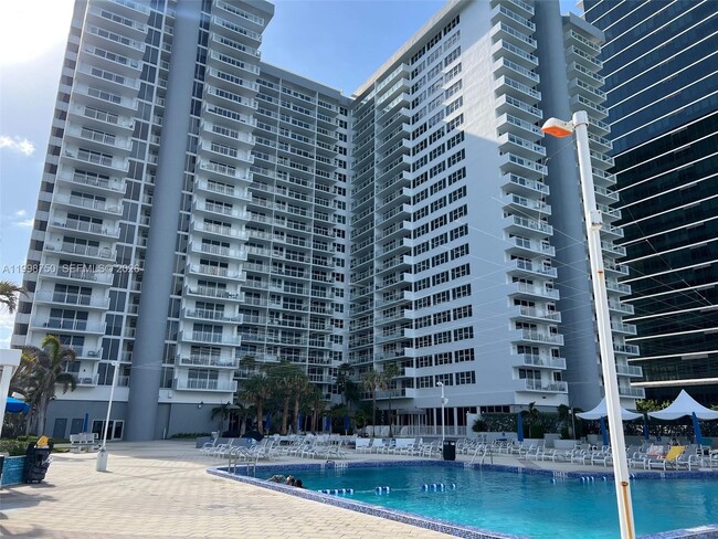 Building Photo - 2030 S Ocean Dr