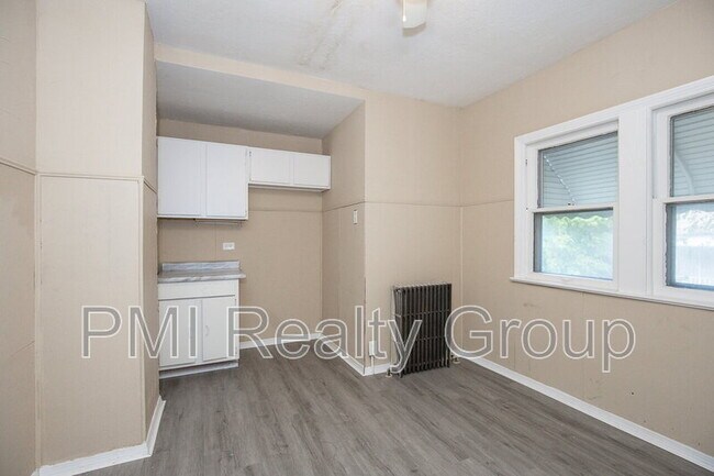 Building Photo - 888 Evangeline Rd