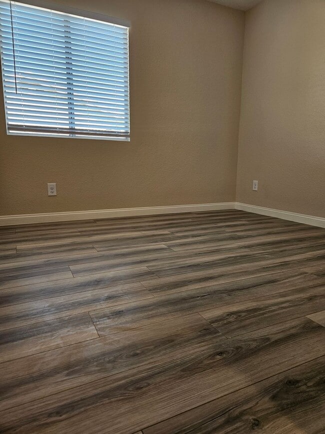 Building Photo - 4 Bedroom Adelanto Home