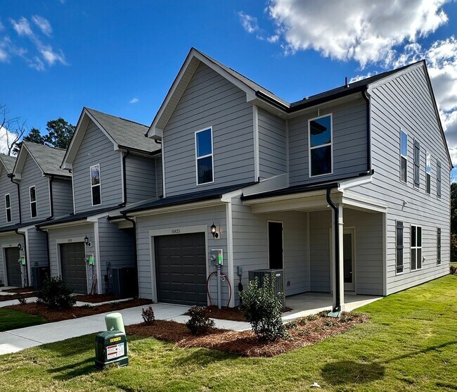 Building Photo - 2BR/3BA End Unit Townhome in Pringle Towns