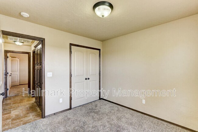 Building Photo - 508 Whispering Oaks Blvd