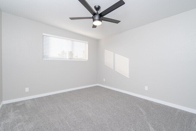 Building Photo - Stunning 3-Bedroom Home in Prime Glendale Location