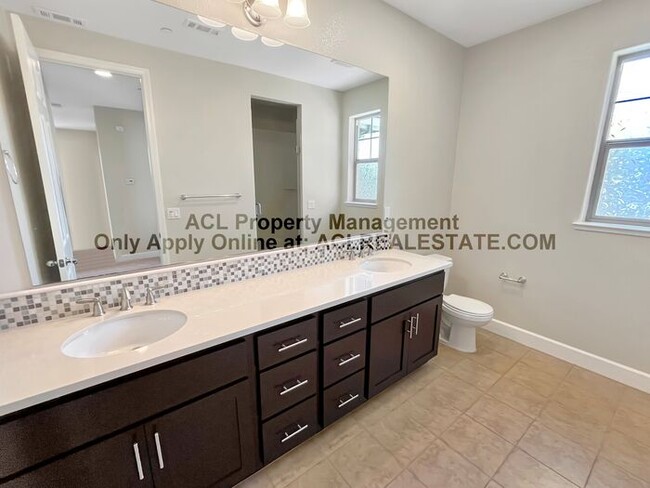 Building Photo - Beautiful 4 Bed / 3 Bath Home with Views —...