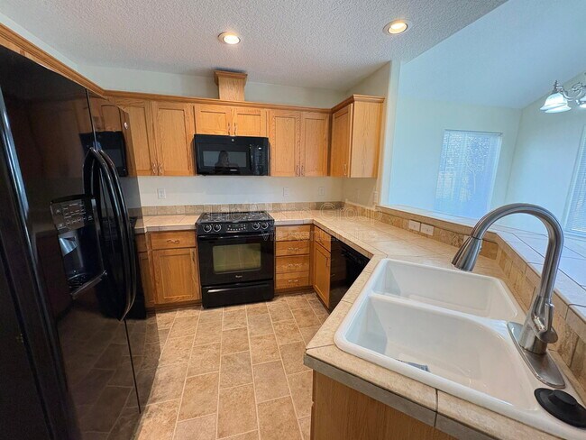 Building Photo - 1430 NE Glen Ellen Dr