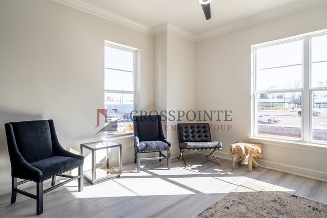 Building Photo - Luxury 3 bedroom, 3.5 Bath, 2 Car Garage Townhome- Fully Furnished!