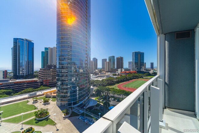 Building Photo - 2 BD/2 BA/2 Parking Condo in the Moana Pacific