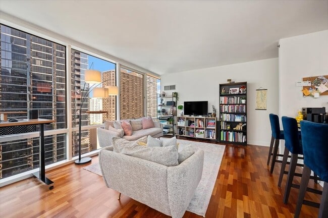 Building Photo - 505 N McClurg Ct