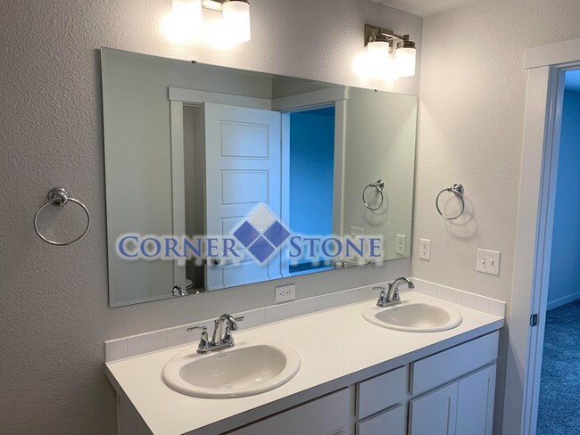 Building Photo - Like New Pet Friendly Home!