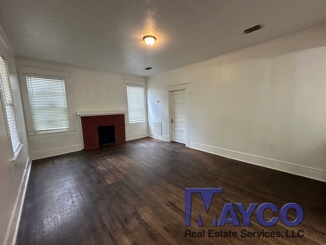 Building Photo - 2 bedroom 1 bath house in Highland!