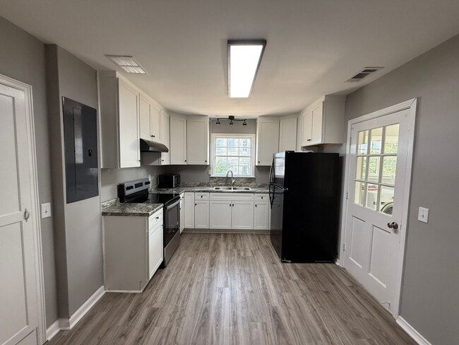 Primary Photo - 18 N Zetterower Ave