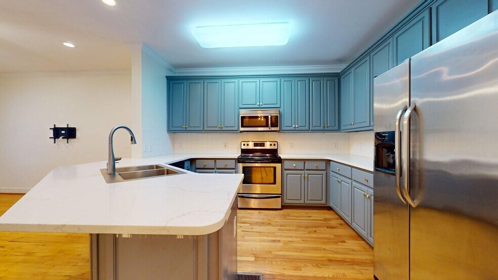 Building Photo - Spacious Townhome close to downtown Auburn...