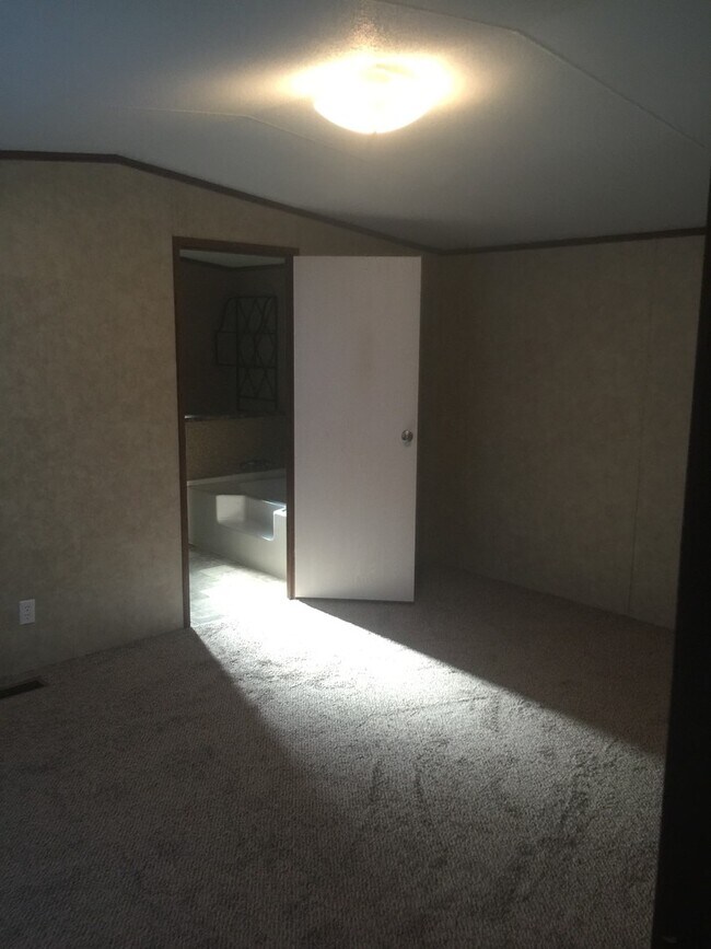 Building Photo - 2009 Model 3 Bedroom 2 Bath Mobile Home