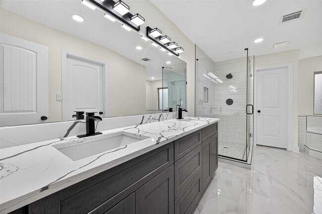 Building Photo - 3006 Golden Hills Ln