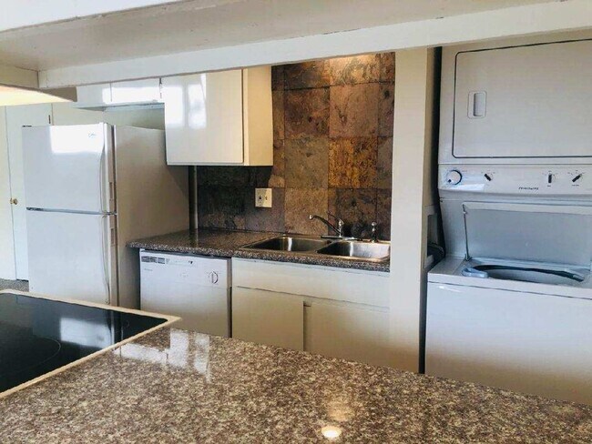 Building Photo - **MOVE IN SPECIAL** 1/2 OFF 1ST FULL MONTH'S RENT**Mission East Apts 2 br/1 bath ground floor + W...