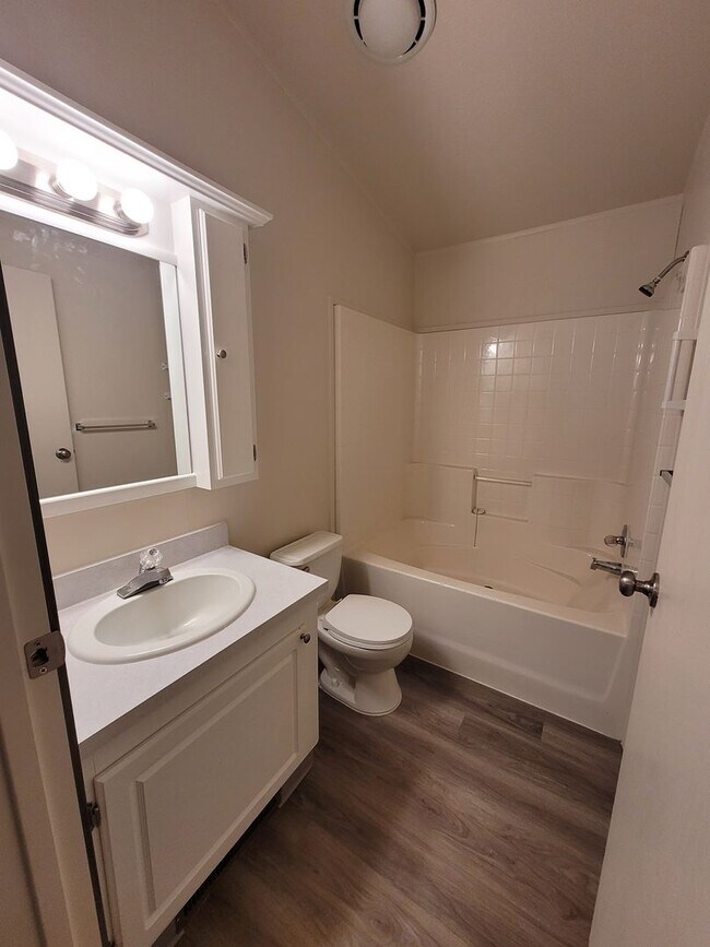 Building Photo - 3Bed : 2Bath Home with 2 Car Garage and Ac...