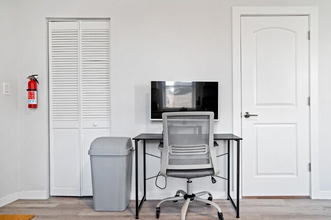 Building Photo - Urban Living: Spacious 2-Bedroom Haven in the Heart of Chicago!