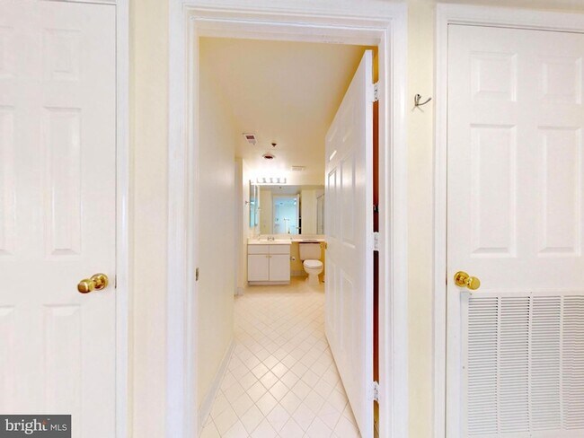 Building Photo - 1045 N Utah St