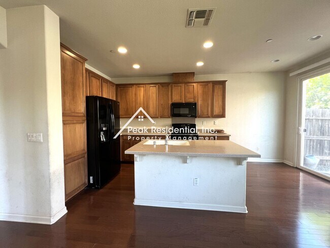 Building Photo - Beautiful Folsom 3bd/2.5ba Townhouse with ...