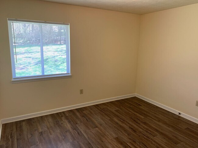 Building Photo - 305/307 Epps Bridge Duplex
