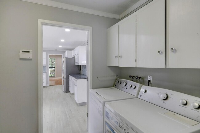 Building Photo - 5419 Dumfries Dr