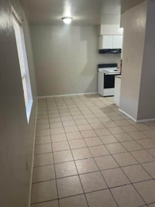 Building Photo - 2701 Poplar Cir