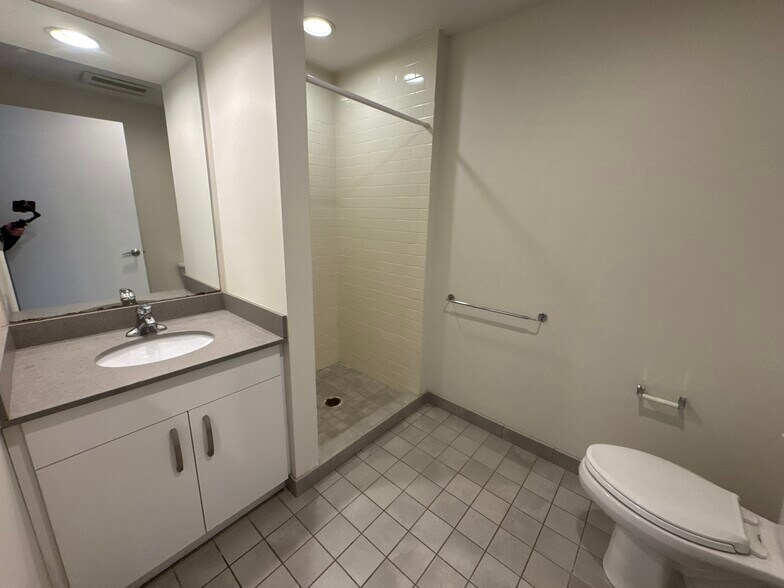 Building Photo - 595 Albany St