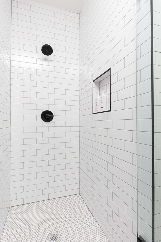 Building Photo - 916 11th Ave N