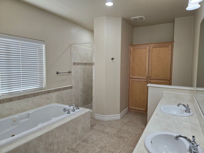 Building Photo - 105 Sterling Oaks Dr